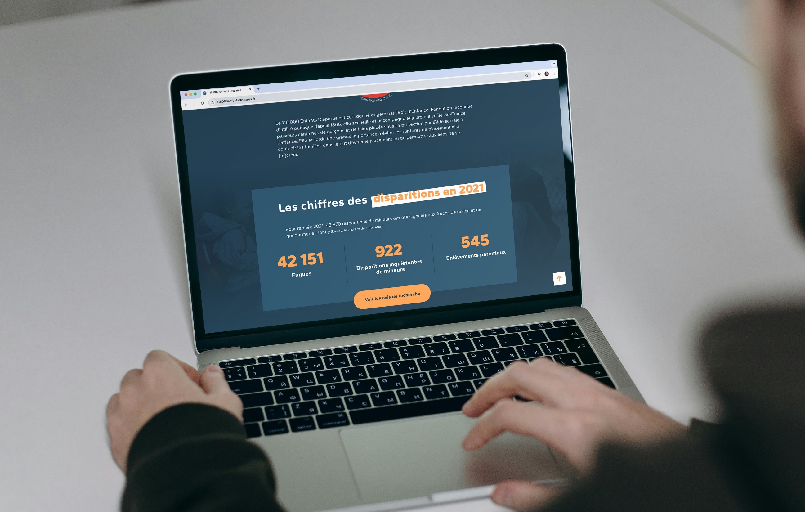 Mise en situation du site Internet du 116000 enfants disparus sur un laptop