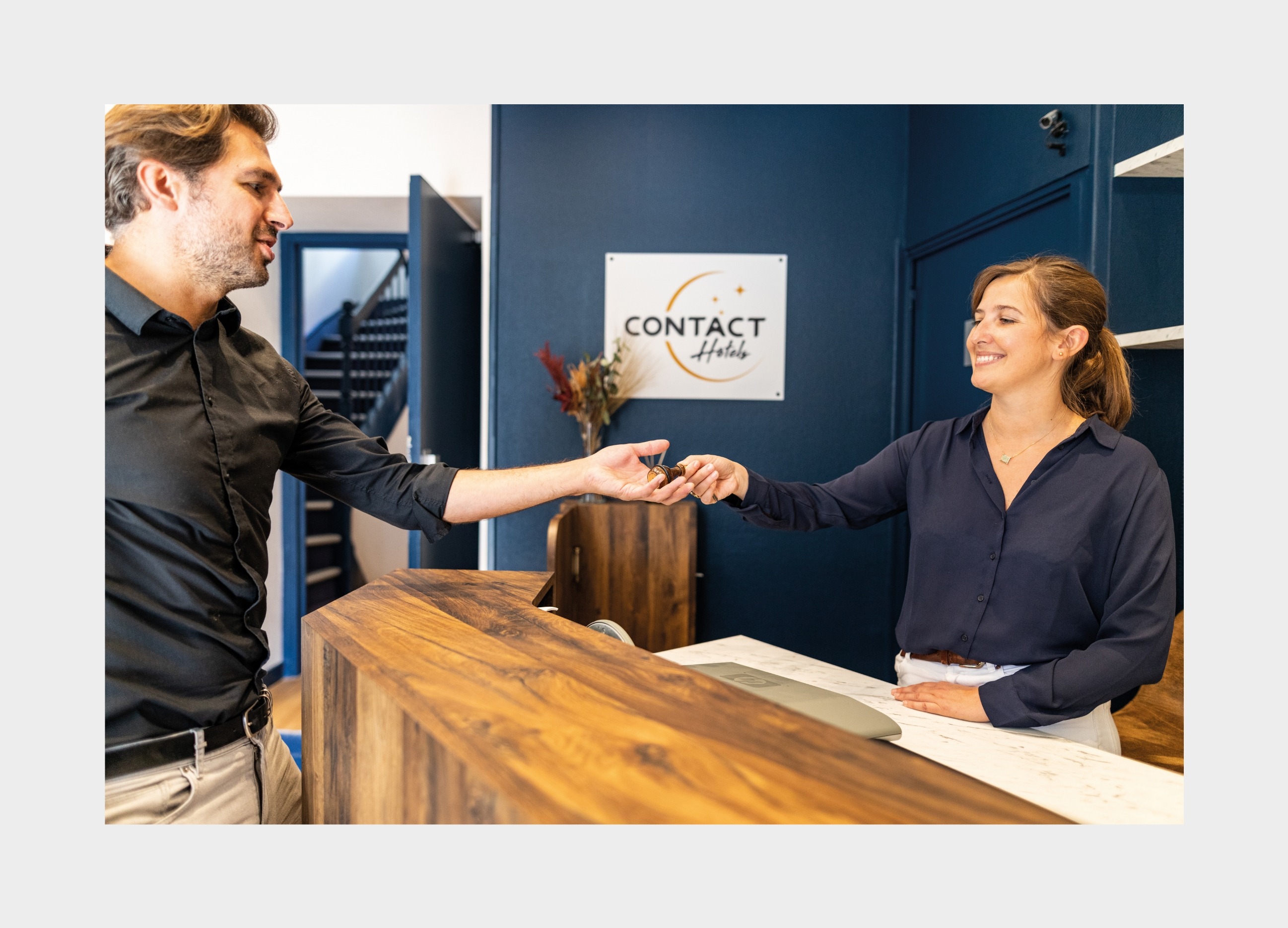 Mise en situation du logo Contact Hôtels