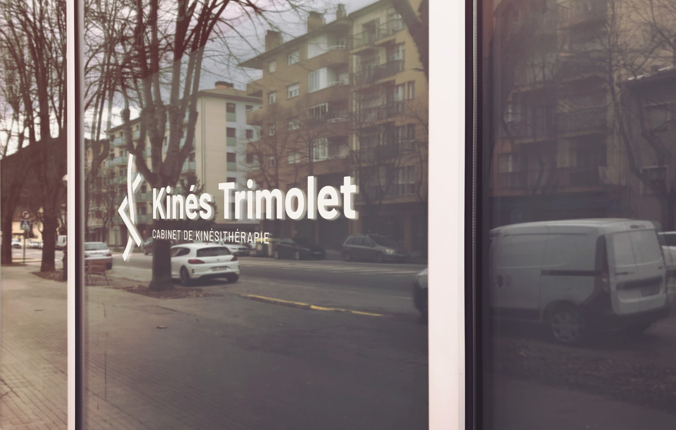 Mise en situation du logo Kinés Trimolet sur une vitrine d'un cabinet