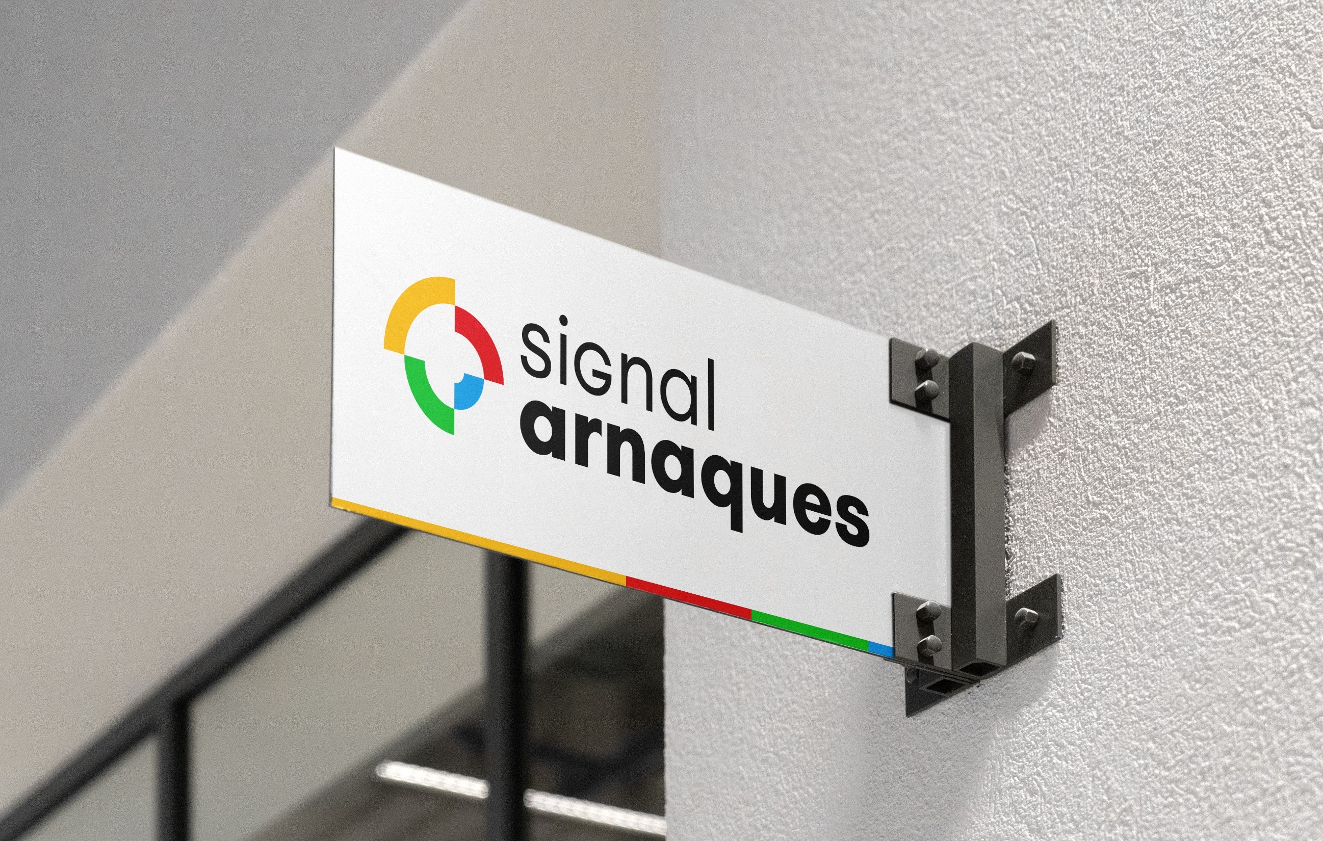 Mise en situation du logo signal arnaques sur enseigne bureau