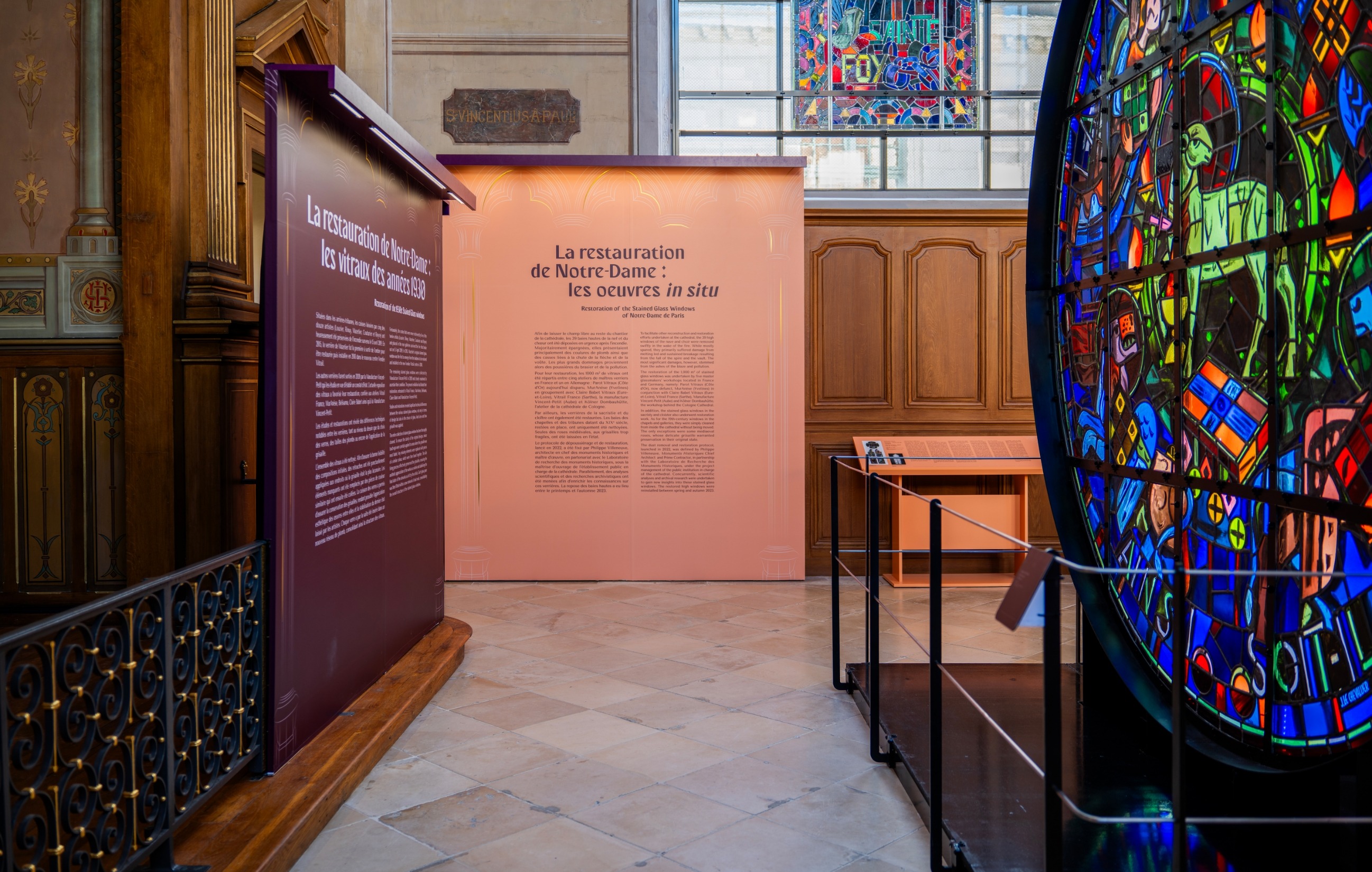 Scénographie exposition Notre-Dame de Paris : la querelle des vitraux