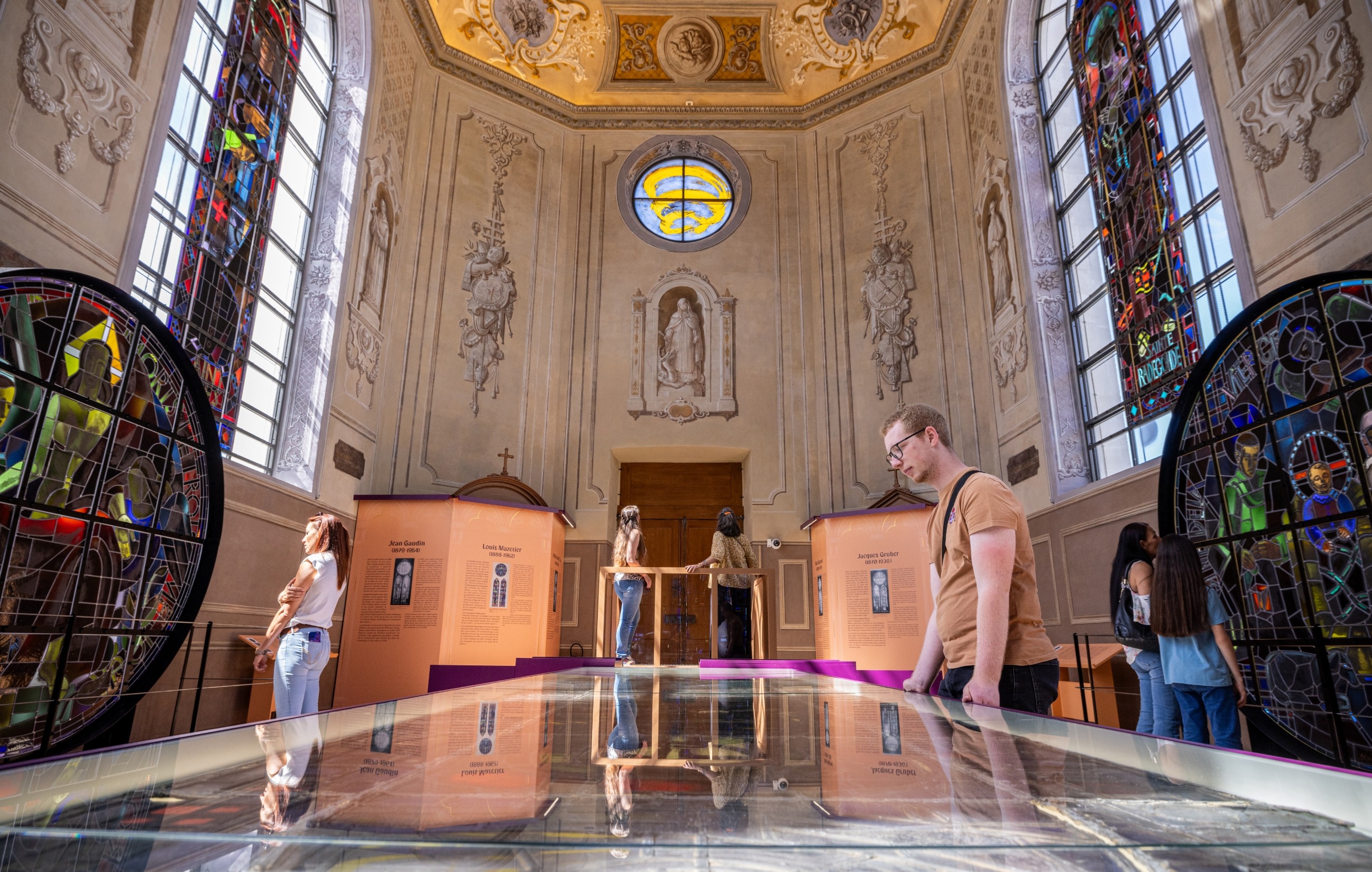 Scénographie exposition Notre-Dame de Paris : la querelle des vitraux