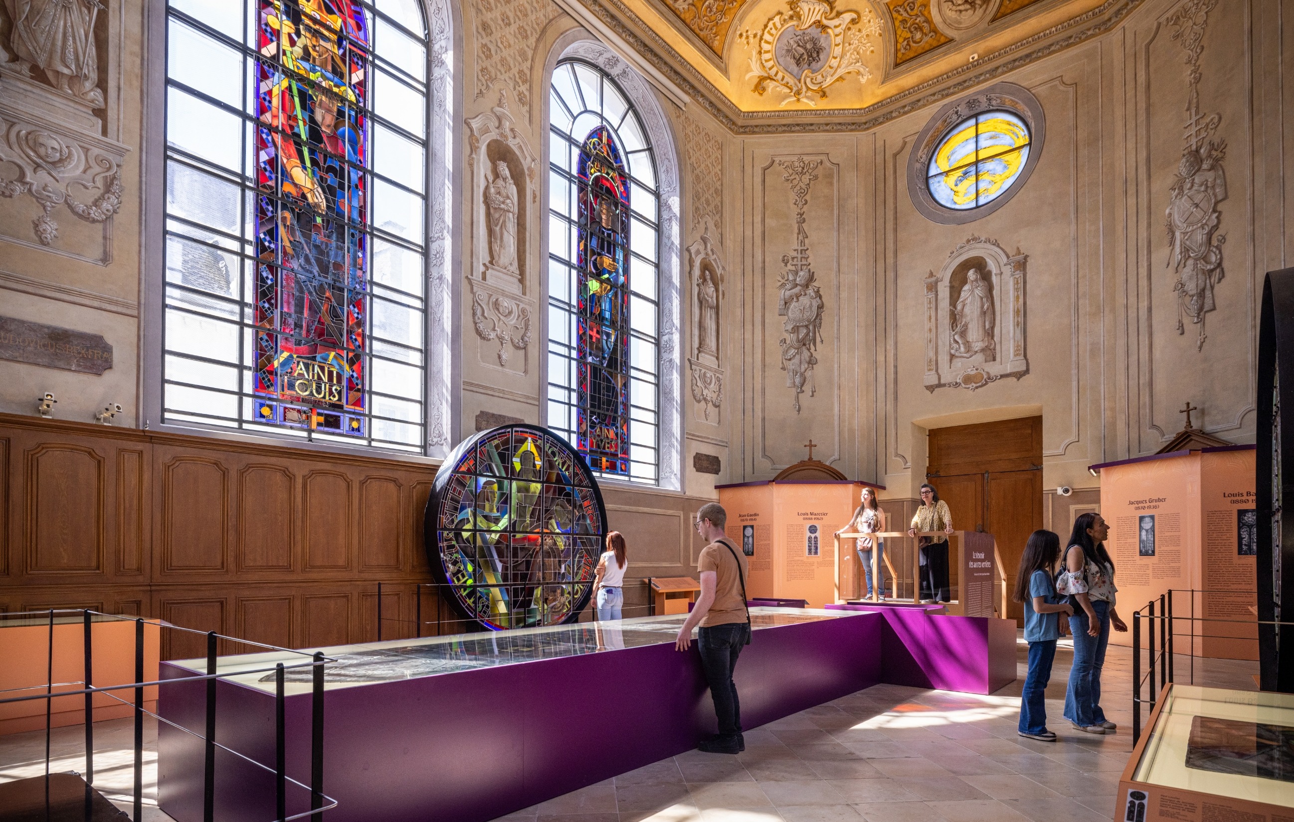 Scénographie exposition Notre-Dame de Paris : la querelle des vitraux