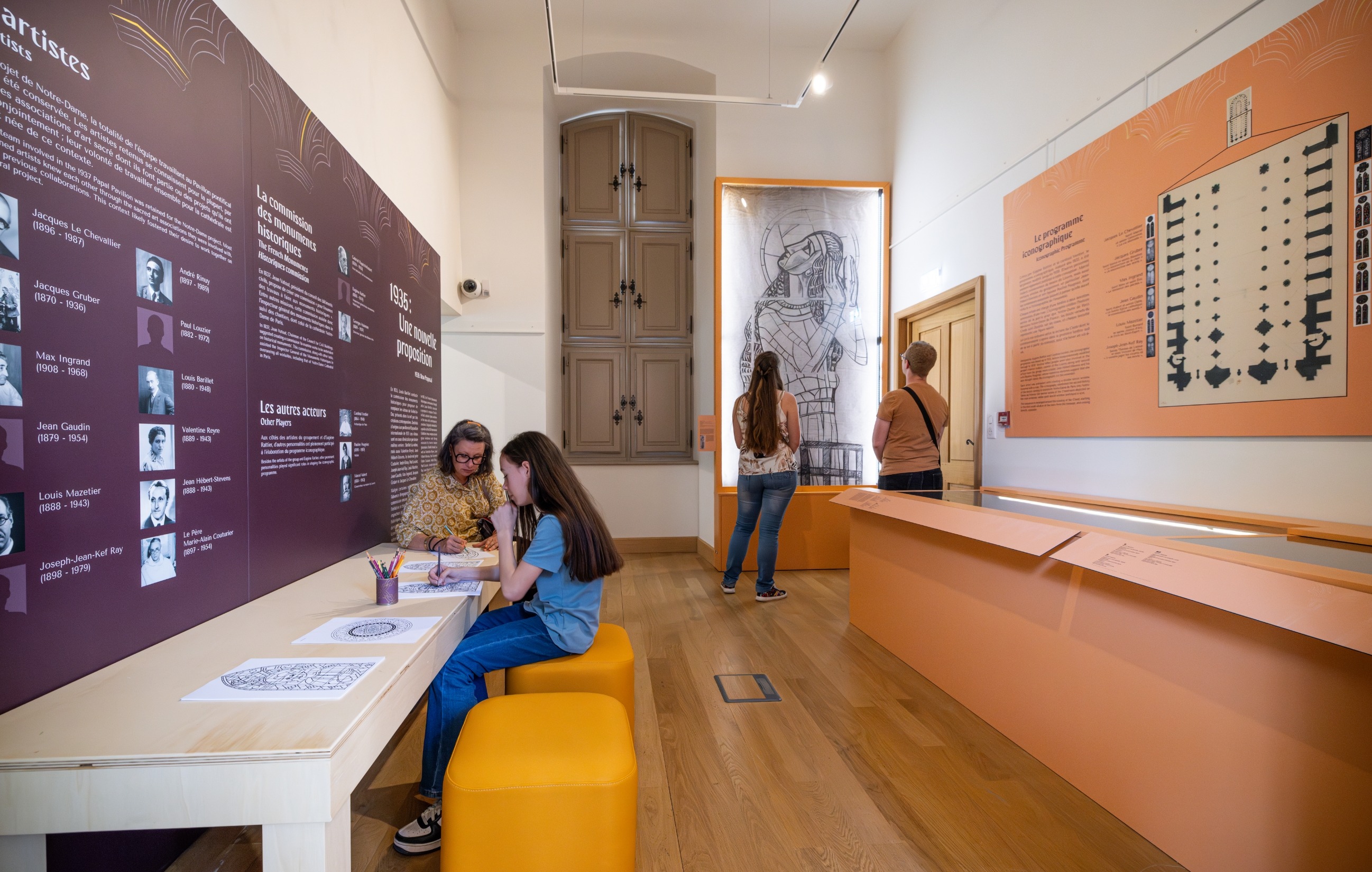 Scénographie exposition Notre-Dame de Paris : la querelle des vitraux